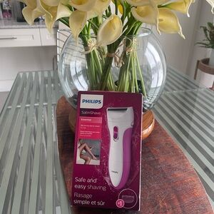 BNWT Philips SatinShave Electric Shaver - White & Pink